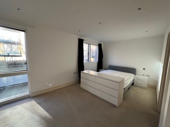 Large room with en-suite Main Photo