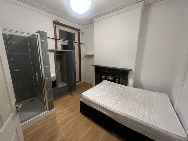 Double Room with Private Shower in Brixton! Main Photo