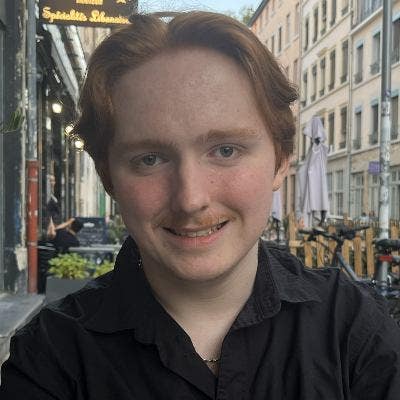 22yo AI professional, great cook with tiny kitten Main Photo