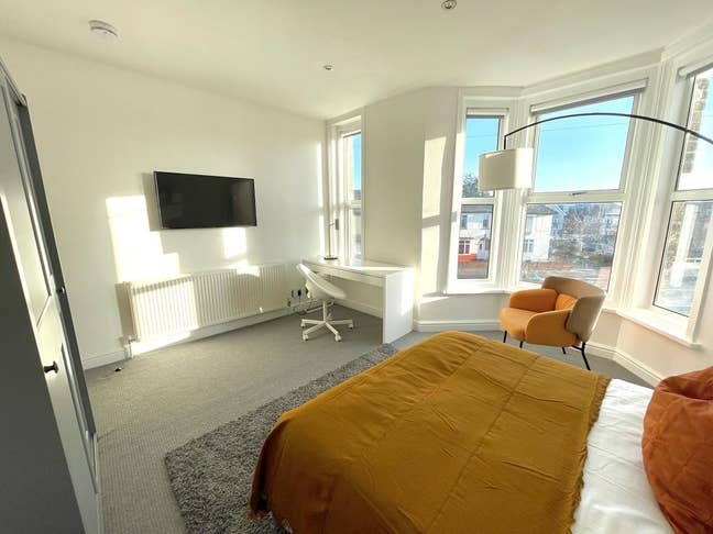 Premium En-suite Room | Super Bright | Huge Main Photo