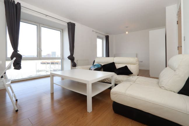 Riverside Double Room Available in North Greenwich Main Photo