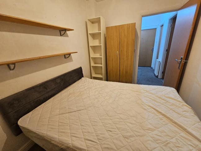 1 En-suite room is available for rent at M15 5LN Main Photo