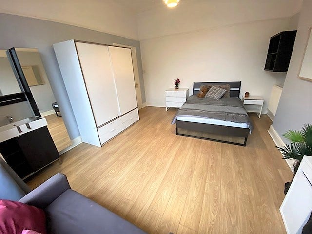 Young Prof Grad Houshare Main Photo