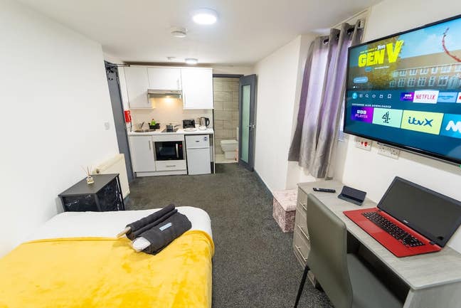 On Offer! ✨✨: Compact Studio Next to Uob Main Photo