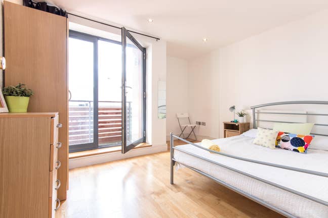 Balcony Room🥇Modern & Clean in a 3 Bed Flat 🥇 Main Photo