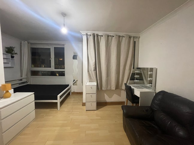 2 Lovely Room Near Bow/Mile End inc bills (ensuit) Main Photo