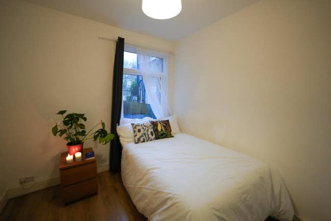 An Ensuite room in Bush Road Main Photo