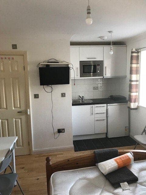 &pound;1050 Ensuite Room with own kitchen Rent inc Bills Main Photo