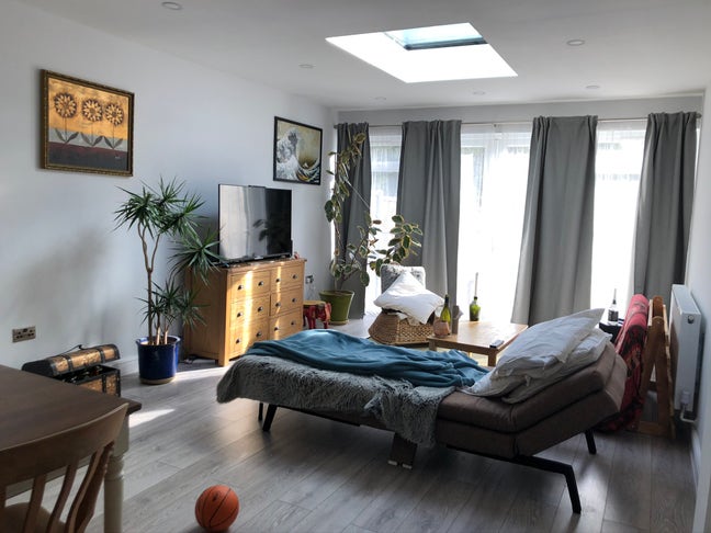 Spacious 2 bed flatclose to the tube station NW11  Main Photo