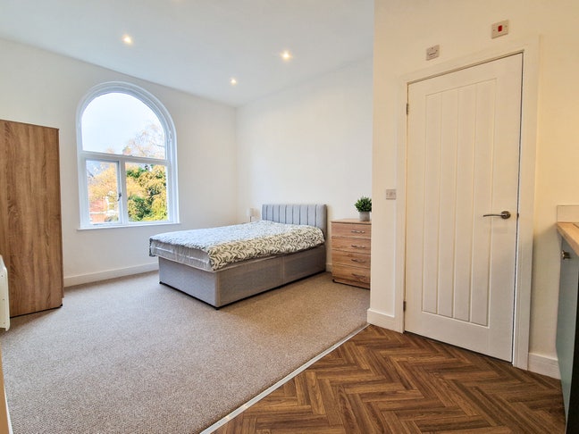 Modern Self Contained Studio - Bills Inc. Main Photo