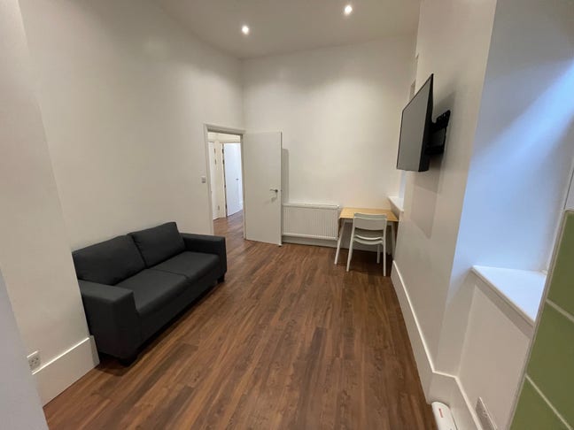 Delightful Two Bed Flat Close To Tube Main Photo