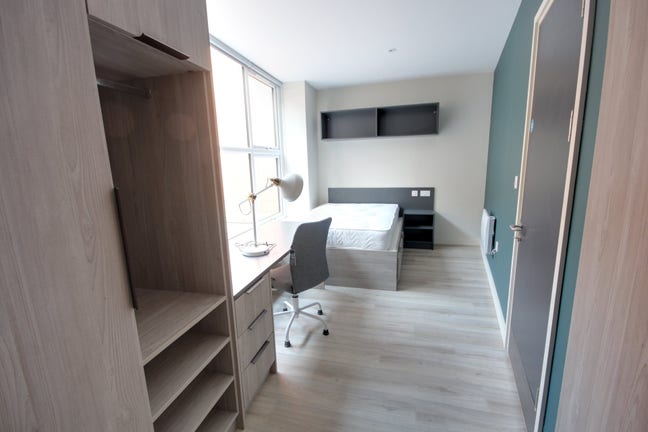 1 En-Suite Room Available at Center of Durham Main Photo