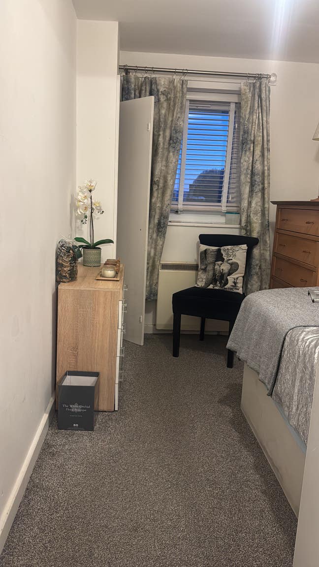 1-single room and two double rooms in town centre Main Photo