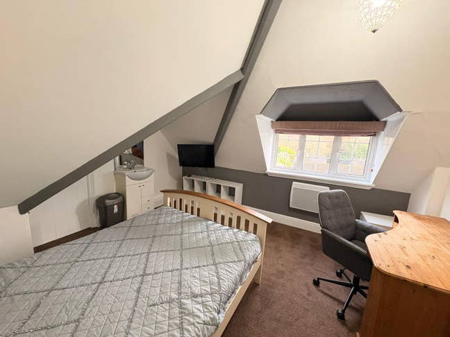 Double Bedroom in Large Shared House – Yeovil  Main Photo