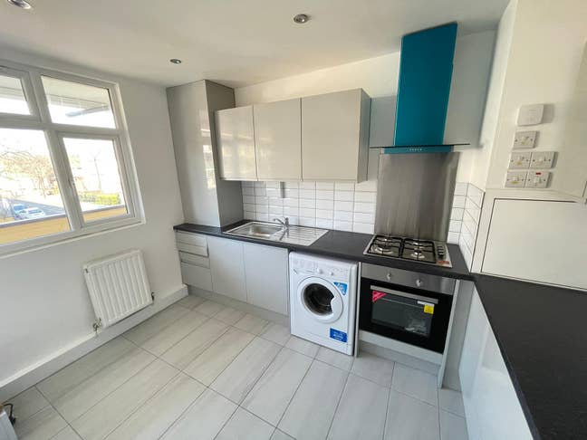 Lovely Single Room in a Prime Location of E3 Main Photo