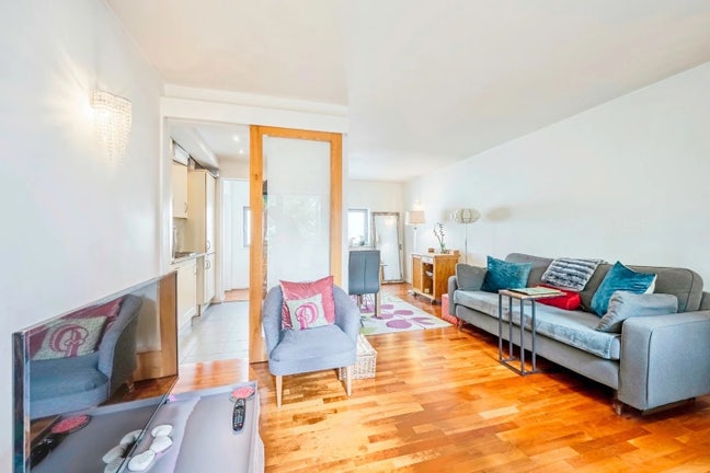 En-Suite Double Room in Modern 2-Bed Flat Main Photo