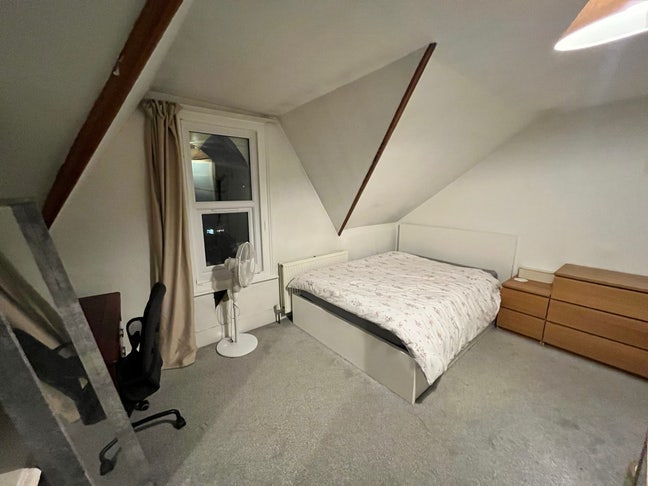 Room available in a friendly house Main Photo