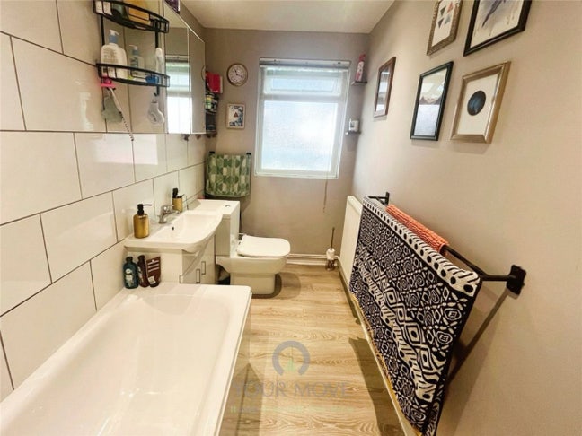 Bright double room available in SE28 - Female preferred Main Photo