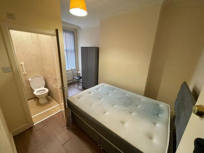 Spacious Double Room Available Manchester M14 Main Photo