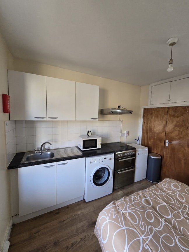 Excellent Studio Flat – Utility bills Included Main Photo
