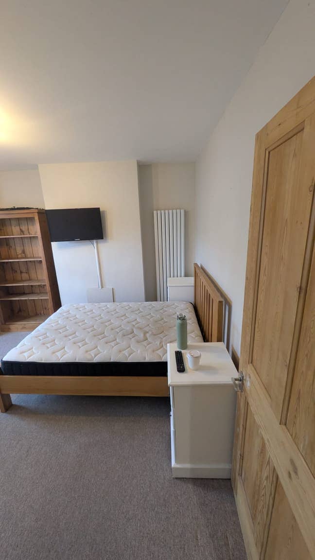 Spacious Room available in 3 Bed Flat Main Photo