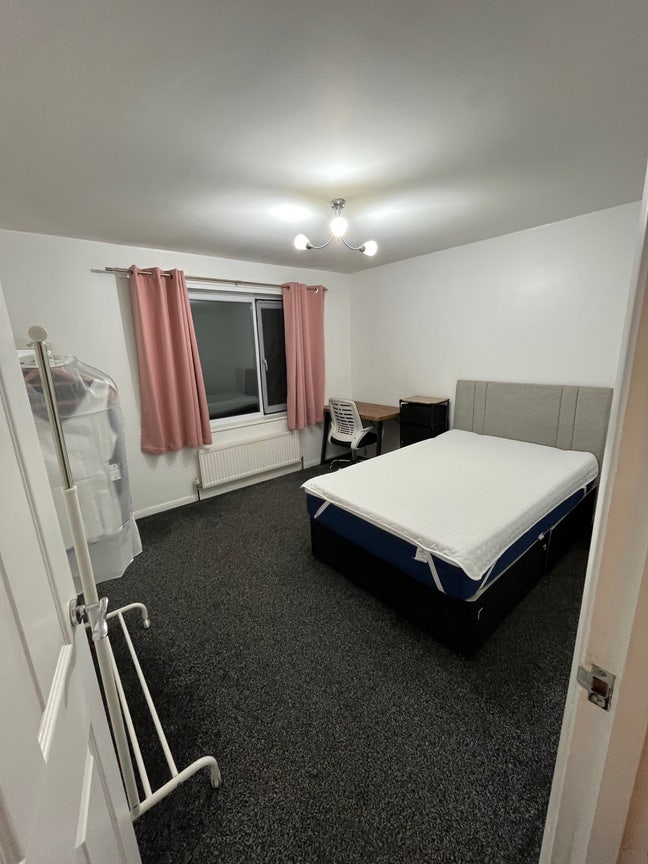 2 rooms in 4 bed house available until 08/09/26 Main Photo