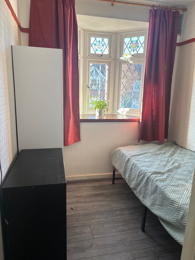 Single room Barkingside, central line Main Photo