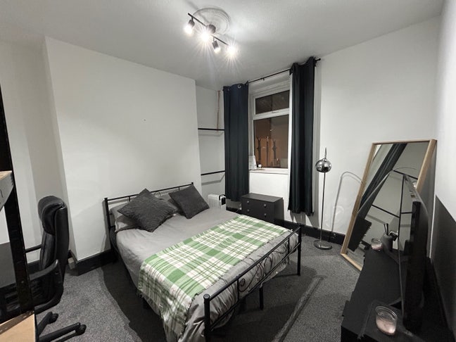 Spacious Furnished Double Bedroom Main Photo