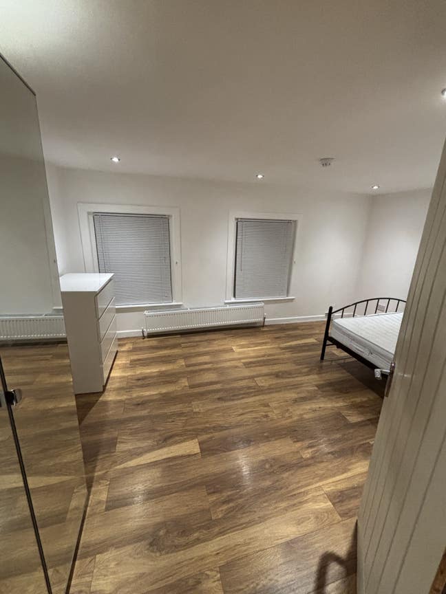 Ensuite Double Room, Excellent Town Location Main Photo