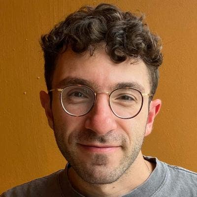 Professional male looking for a double room Main Photo