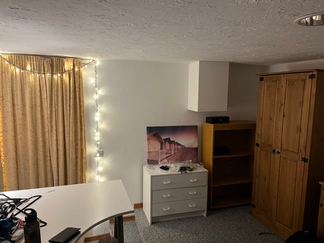 Person for room required Main Photo