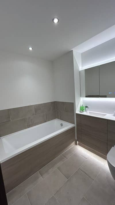 Spacious double bedroom with en suite  Main Photo