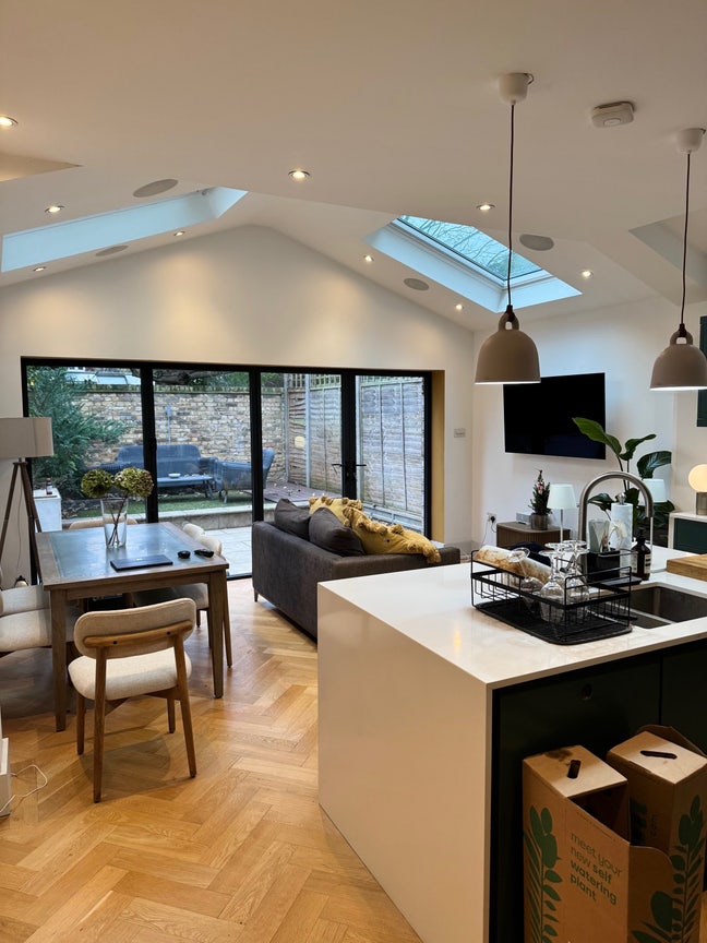 Recently refurbished Large 2b Flat  Main Photo