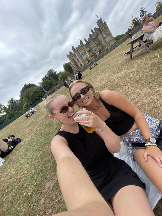 Looking for 2 spare rooms/ buddy up Main Photo