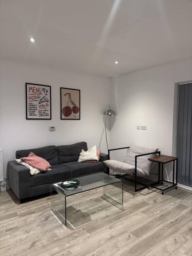 Bright Double Room with Private Bathroom for rent Main Photo