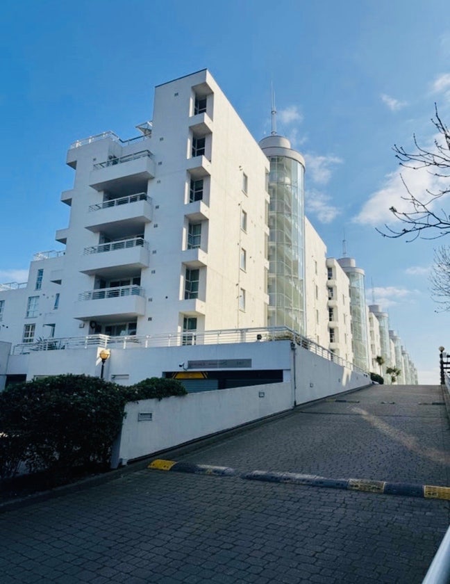 Royal wharf Room Available in 2bed flat Main Photo