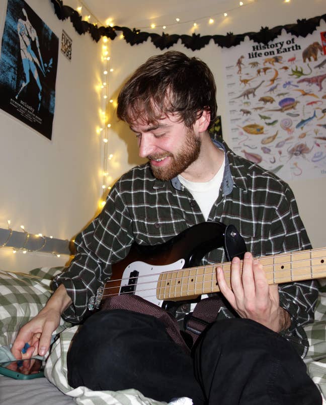 Professional/Postgrad Looking for Room/Buddy-up Main Photo