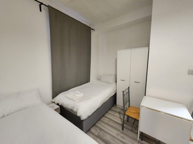 Spacious furnished studio in Shepherd’s Bush Main Photo