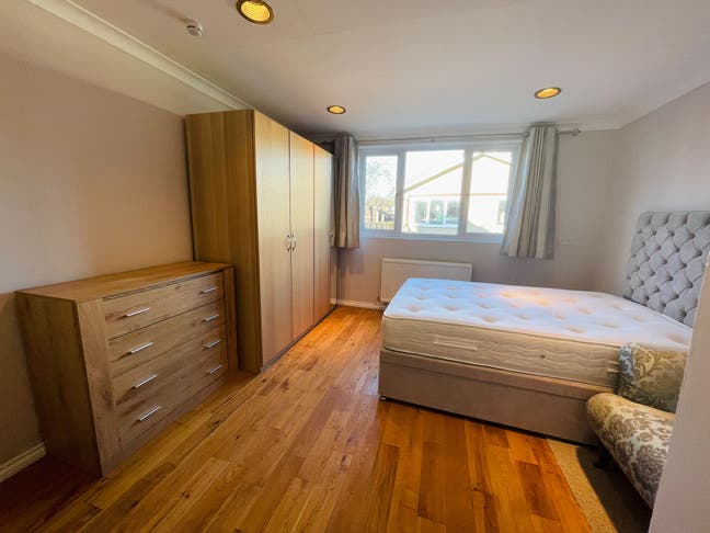 Large Dbl Room, Own bathroom 5min walk Woking Park Main Photo