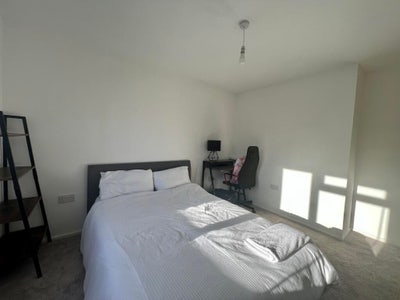 Spacious Double Bedroom Available (Bills Included) Main Photo