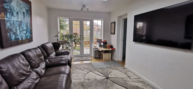 Spacious Large Double Room  Main Photo