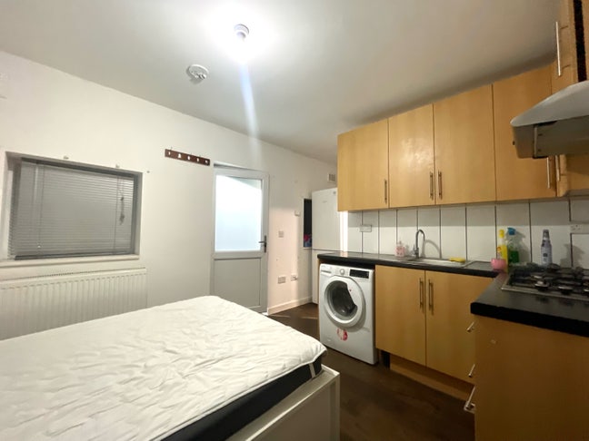 Bills Included- Detached Studio with large Garden! Main Photo