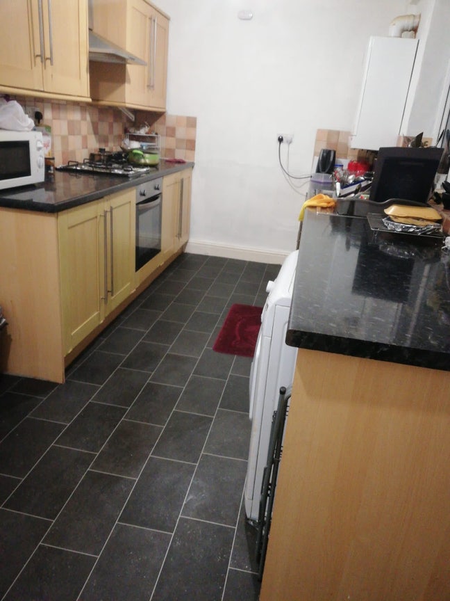 Spacious double bedroom  Main Photo