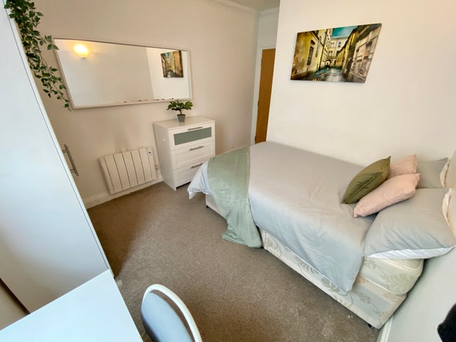 ⚡ 5 Mins to Canary Wharf| 3 Rooms| Includ Ensuite  Main Photo