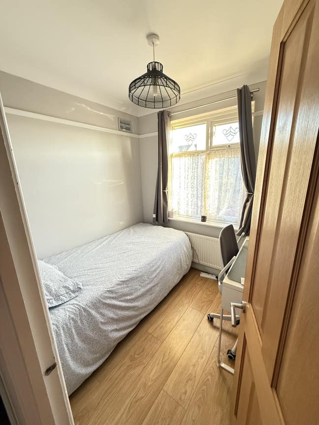 Single Room Close to Elizabeth Line Station  Main Photo