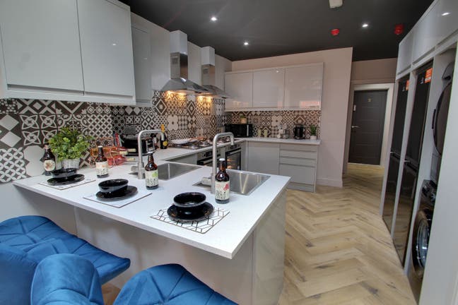 All-Inc Room &pound;600– Ideal for Professionals Main Photo