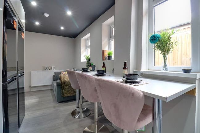 All-Inc Room &pound;600– Ideal for Professionals Main Photo