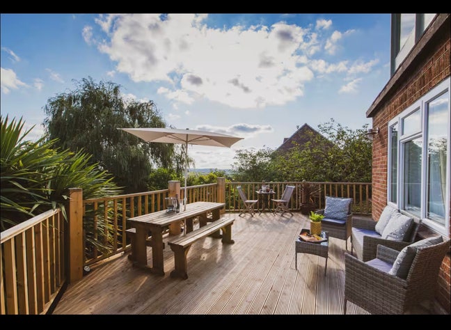 Gorgeous 3-Bed Home with stunning Gardens, balcony Main Photo