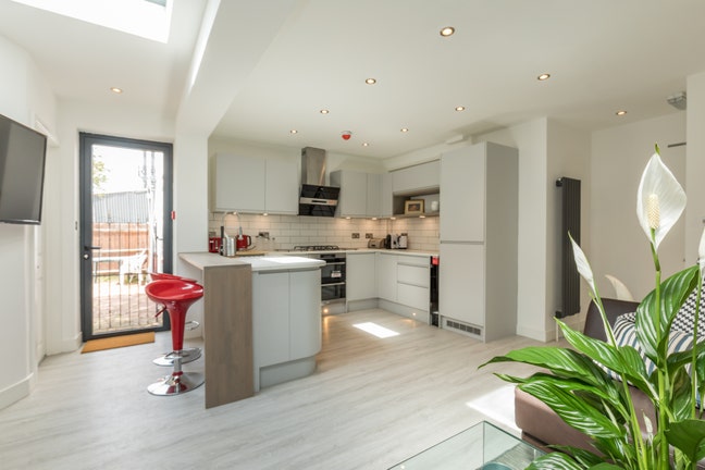 Ensuite in Friendly 20'S Home-Nr Tube + Train Main Photo