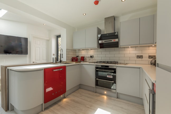 Small Ensuite in Friendly Home-Nr Tube + Train Main Photo